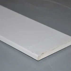 Plint MDF gegrond 12x120mm. 488cm.