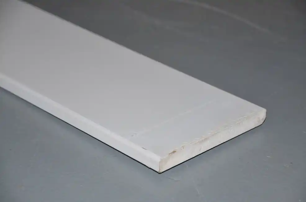 Plint MDF gegrond 12x120mm. 488cm.