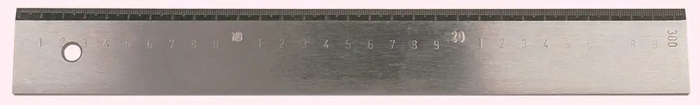 WERKPLAATSLINIAAL 500X40X5MM MET FACET EN MAATVERDELING, VERZINKT